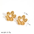 Orecchini a fiore dorati con perla bianca centrale, misura 21,5 mm x 24,3 mm - Orecchini a Bottone con Fiori Dorati (TE60182-G)