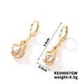 Dettagli dimensionali degli orecchini dorati con zirconi, misura 3.6cm x 0.9cm - Stile Motivo Intrecciato Oro (KE00067GW)