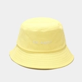 Dettaglio del ricamo bianco OK AND? su un cappello alla pescatora giallo chiaro - M (56-58cm) / Giallo