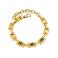 Dettaglio di un bracciale dorato a maglie rettangolari con pietre preziose rotonde verdi - Bracciale con Zircone Singolo - Trama a Rilievo (CK801)