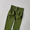 Olivgrüne High-Waist Yogahose mit Scrunch-Butt-Effekt und breitem geripptem Taillenbund - S / Unterteile / Olivgrün