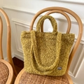 Borsa tote in peluche verde senape su una sedia rustica per l'autunno e l'inverno - Verde Frutta