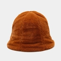 Gros plan du bob en peluche caramel à texture de fausse fourrure douce pour l'hiver - M (56-58cm) / Bob / Couleur caramel