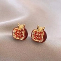 Vue macro des boucles d'oreilles grenade avec pierres rouges et plaqué or - 64# Tige en Argent-Or-Rouge