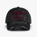Berretto in denim nero lavato con ricamo rosso 'keepin' it weird' e stile vintage - Regolabile / Nero