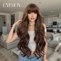 Longue perruque brune ondulée ombre avec frange portée par un mannequin dans un salon - Marron Châtain