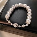 Dettaglio di grandi perle bianche e ciondoli a fiocco di neve in zircone su bracciale argento - Bracciale di perle con fiocco di neve (Braccialetto-Bianco) / Bianco