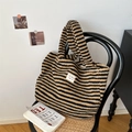 Plüsch-Tragetasche mit schwarz-beigen Streifen, weichem Material und stabilen Griffen - Horizontaler Stil / Horizontaler brauner Streifen