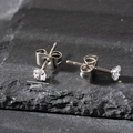Vista macro de pendientes de acero inoxidable de 3mm con circonita redonda plateada - 3mm / Plateado