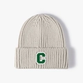 Berretto invernale in maglia beige con toppa lettera C verde per calore all'aperto - Taglia unica / Bianco Sporco (22B010)