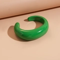 Dettaglio del bracciale rigido aperto a C in acrilico verde brillante lucido - Verde