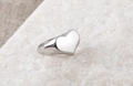 Anello con sigillo a cuore in acciaio inossidabile argento con finitura lucida a specchio - Taglia US 5