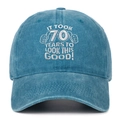 Détail de broderie 70e anniversaire sur casquette en coton bleu délavé vintage - 70ème anniversaire / Bleu lac