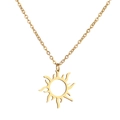 Collier ethnique avec pendentif soleil doré et cercle évidé sur chaîne croisée pour femme - Visage de Soleil Or