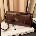 Sac bandoulière en cuir marron foncé avec boucle dorée et sangle réglable - Marron