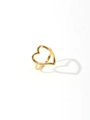 Dettaglio anello a cuore placcato oro 18k con ombra a forma di cuore su fondo bianco - Aperto Regolabile / Stile-F / Anello a Forma di Cuore Traforato