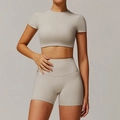 Ensemble de yoga beige pour femme avec crop top à manches courtes et short taille haute - S / Manches Courtes + Short / Abricot gris