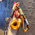 Portachiavi creativo a forma di bagel con cordino intrecciato marrone e gancio in metallo - Pretzel-Bagel