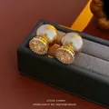 Pendientes de perlas bañados en oro con detalles florales de circón en estuche de lujo - Champaña (Chapado en Oro/Pin de Plata)