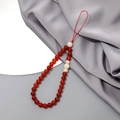 Elegante rote Kristallachat-Perlen-Handykette mit weißen Akzenten auf Seidenhintergrund - K3402 Roter Achat + Weißer Jade Bodhi Handykette