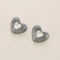Pendientes de corazón plateados con cristales brillantes y detalles de textura radial - Corazón de Plata