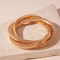 Detailopname van gouden gelaagde slangengraat armband op een stenen ondergrond - Goud