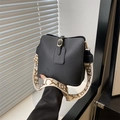 Bolso saco negro con textura de lichi, cierre dorado y correa ancha vintage - Negro