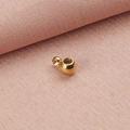 Nahaufnahme der goldenen Edelstahl-Schiebeperle mit Öse für DIY-Schmuckherstellung - 4*0.4mm / Goldfarbe Mit Schlaufe