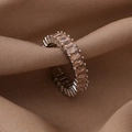 Macro dell'anello d'argento con zirconi arancio-rosa su sfondo di seta marrone - Aperto Regolabile / Argento Zircone Rosa