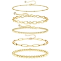 Set di cinque bracciali dorati a strati con catene a maglie, graffette e perline - Set di catene a sfere, cubane e graffette dorate