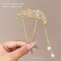 Fourche à cheveux dorée en U avec ailes de papillon brillantes et longs glands en perles - Plume de Diamant Étincelante Gland en Forme de U (27) / 10x8cm