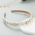 Cerchietto barocco bianco con perle e cristalli incastonati su dettagli metallici - Bianco