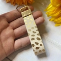 Porte-clés bracelet en cuir à motif léopard avec boucle dorée et anneau métallique - Beige Or Polka Dot (1)