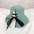 Detalle del sombrero de pescador de lona verde con cordones negros y letras bordadas - M (56-58cm) / Verde Agua