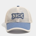 Detail van zomerse mesh truckercap met blauw NICE borduursel en ademend netmateriaal - 52cm (2-5 Jaar) / Blauw