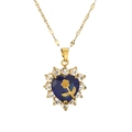 Collana a cuore dorata con gemma blu scuro e dettaglio rosa su sfondo bianco - Blu