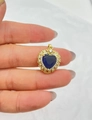 Détail d'un pendentif coeur en zircon bleu foncé avec placage or et cristaux blancs - Ton Or + Bleu Royal