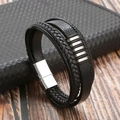 Detail eines mehrlagigen schwarzen Lederarmbands mit silbernem Magnetverschluss - Schwarz