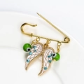 Goldene Sicherheitsnadel-Brosche mit grünen Evil-Eye-Perlen und weißen Engelsflügeln - Grüne Perle (EY5225GD04)