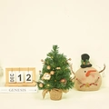 Mini árbol de Navidad con bolas doradas, luces LED cálidas y base de arpillera rústica - Árbol de Navidad de 30cm (con Luces)