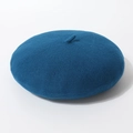 Detailweergave van de pauwblauwe wollen baret met klassieke steel voor herfst en winter - Eén maat / Teal