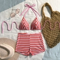 Vista piatta di un bikini a righe rosse e rosa a vita alta con accessori per vacanze - S / Strisce rosse