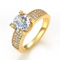 Bague classique plaquée or avec zircon rond brillant vue sous un angle de 45 degrés - US 7 / Or
