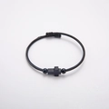 Detalle de pulsera de cable negro con colgante de cruz y diseño abierto ajustable - Negro