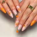 Korte amandel plaknagels met oranje bloemen, steentjes en een Franse stijl afwerking - Oranje Madeliefje Franse Stijl (Lijm Versie)