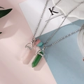 Dettaglio di pendenti in cristallo rosa e verde con chiusura magnetica su catene - Quarzo Rosa + Avventurina Verde