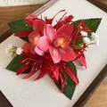Exquisite handgefertigte Orchideen-Haarklammer mit grünen Blättern und roten Blüten - Rot