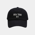 Detail van zwarte katoenen baseballcap met wit geborduurd New York-logo erop - Zwart