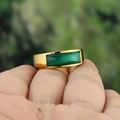 Anillo de acero dorado con piedra rectangular ojo de tigre verde y banda ancha - US 7 / Color Dorado Ágata Verde