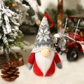 LED Weihnachtsgnom-Anhänger mit rotem Strickkörper und grauer Schneeflockenmütze - Stil B Leuchtender Waldzwerg (E-DD61)
